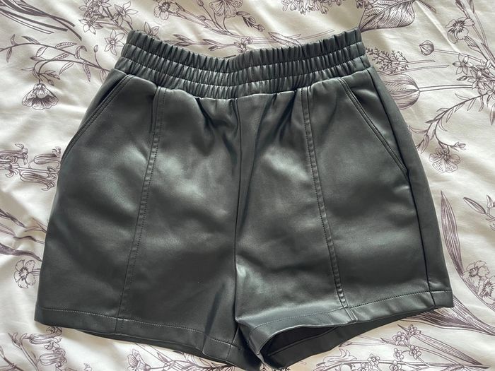 short en cuir kiabi noir