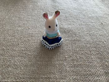 Figurine Lapin Sylvana fille chocolat robe verte et bleue Sylvanian Families