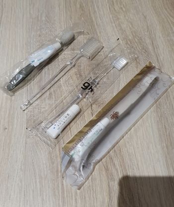 Lot voyage - 4 brosse à dent, dentifrice