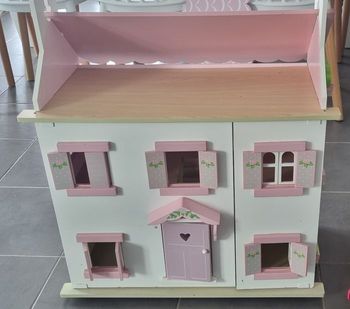 Maison pour poupée en bois