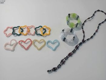 Lot de 13 bijoux fantaisie bracelets ressort et colliers aimantés