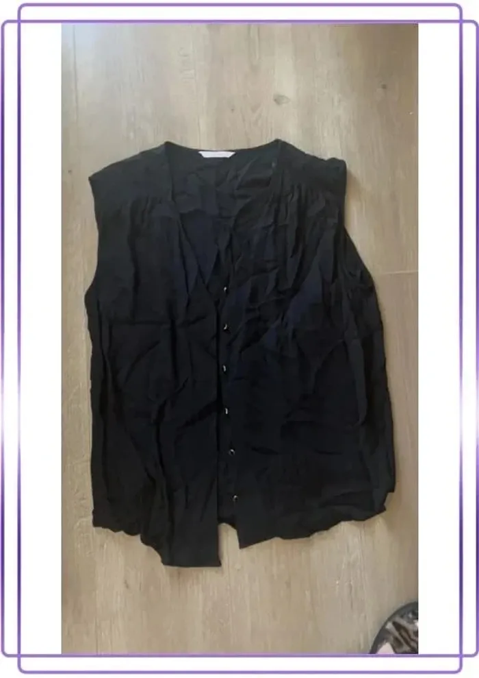 Blouse fine sans manches à boutons
