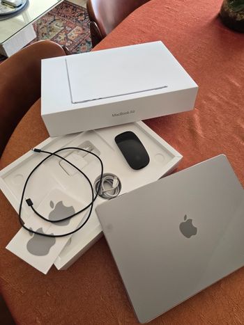 MacBook Air 15" M2 2023 8GB/256GB EXCELLENT ÉTAT + Magic Mouse + Pack Complet