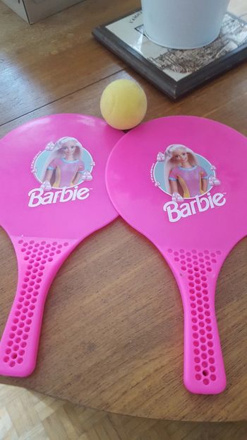 Jeu raquette en plastique barbie +balle en mousse
