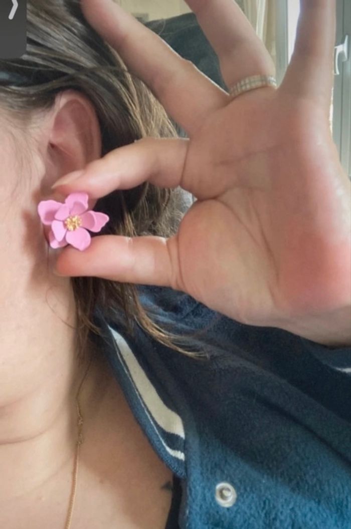 Petites boucles d’oreilles NEUVES 🌸 forme de fleurs couleur rose - photo numéro 3