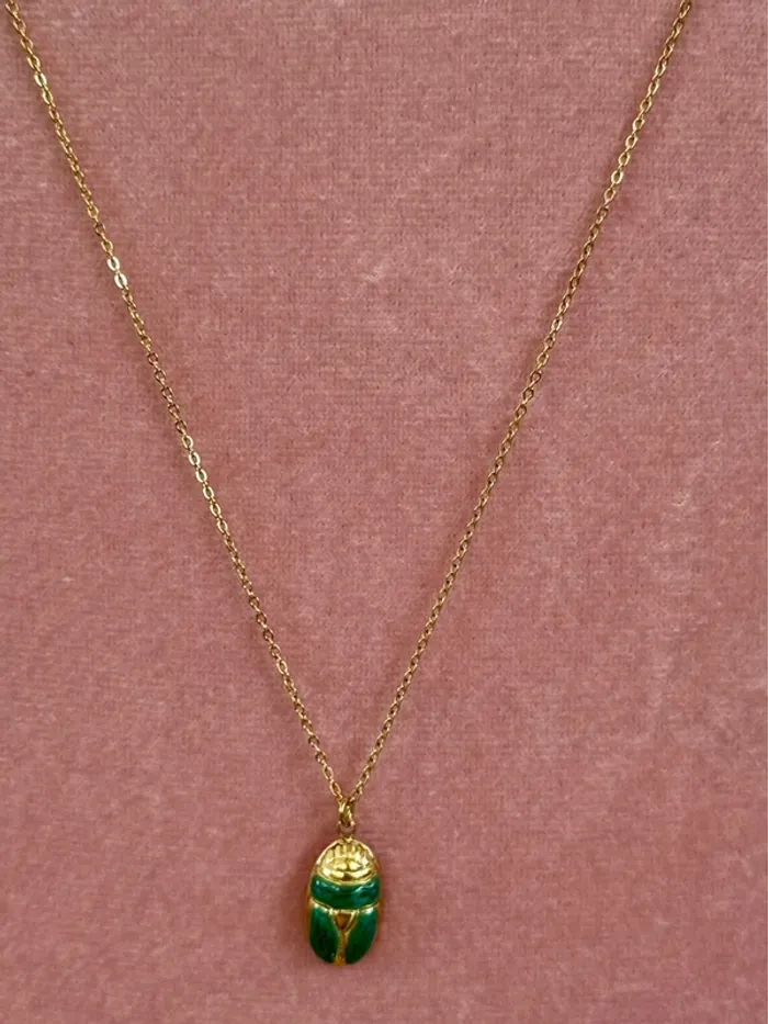 Collier chaîne acier inoxydable or réglable pendentif scarabée résine verte