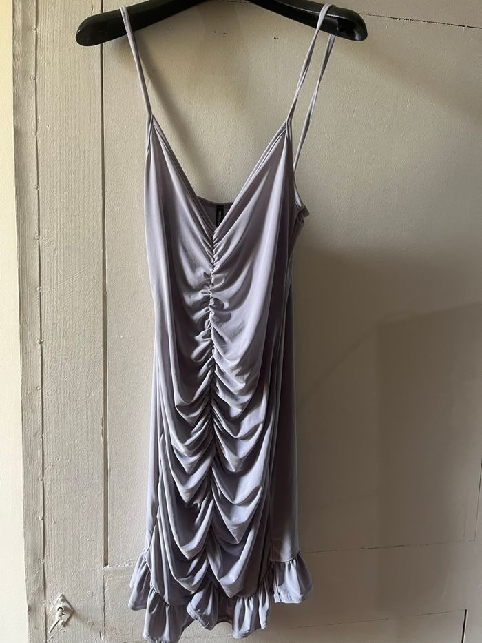 Robe satinée grise PrettyLittleThing neuve avec étiquette – Taille 40 Robe chic - photo numéro 5
