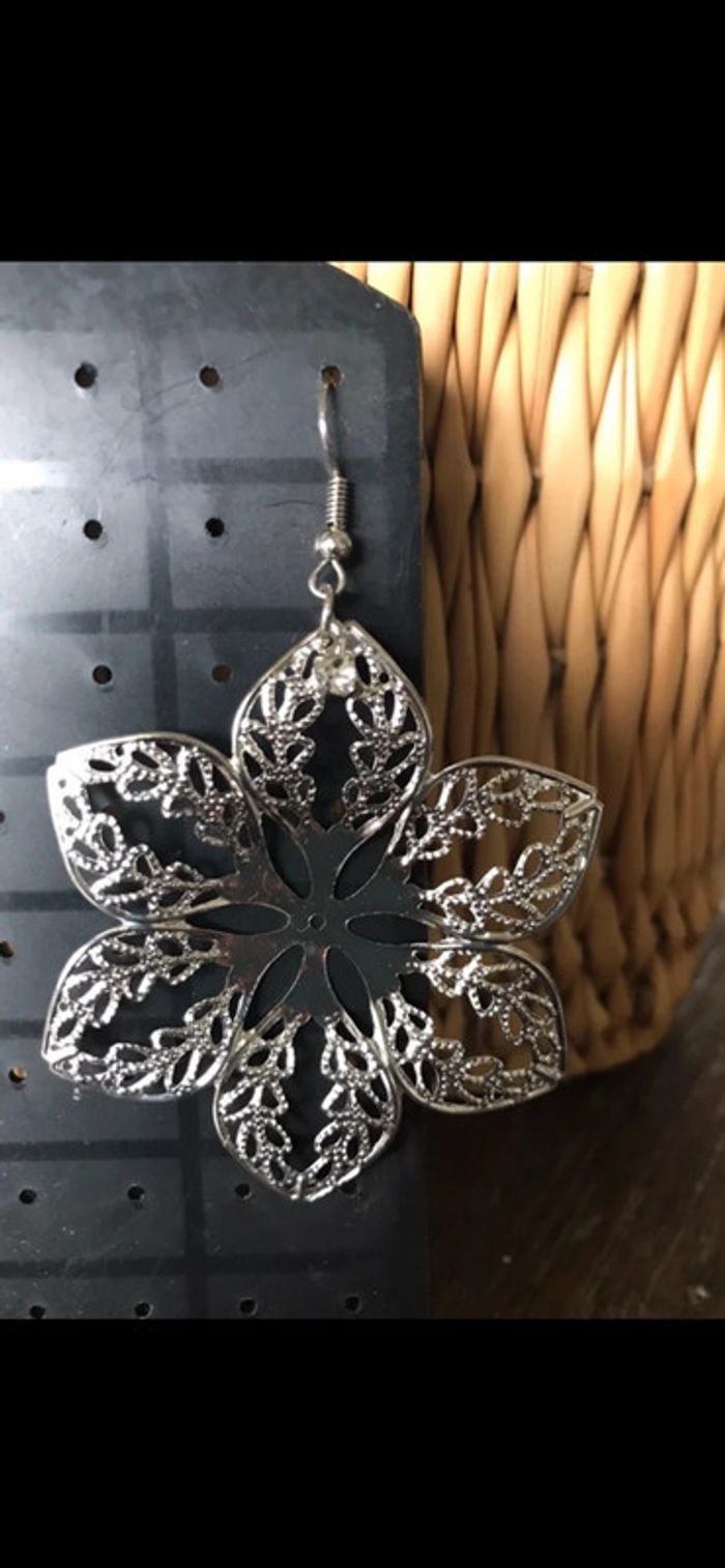 Magnifique paire de boucles d’oreilles avec fleurs , strass et perles - photo numéro 2
