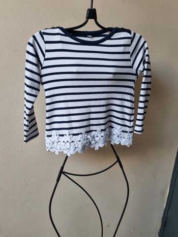 Blouse lignée blanche et bleue avec dentelle sur le bas