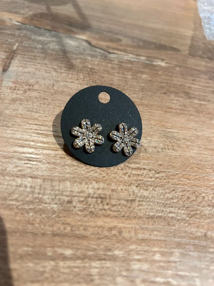 Jolie boucles d’oreilles fleur neuve