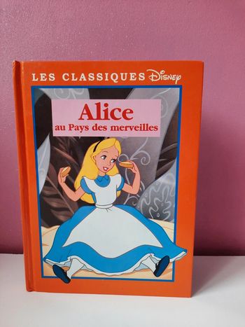 Livre "Alice au pays des merveilles"