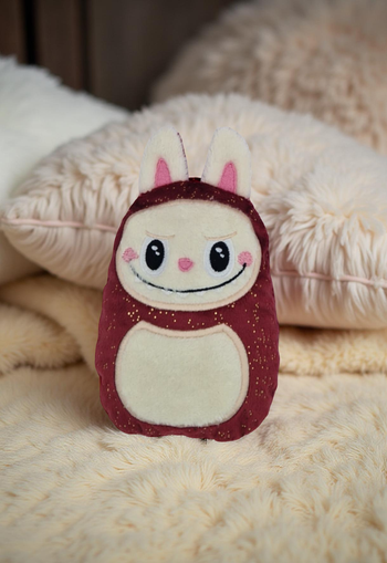 Joli peluche Labubu rouge