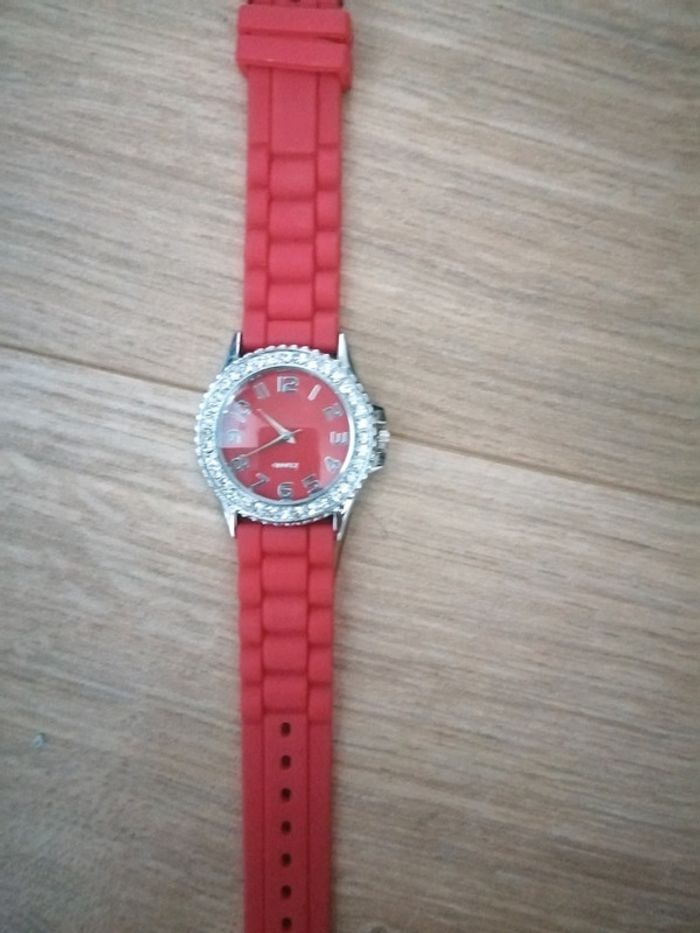 Montre femme rouge - photo numéro 3