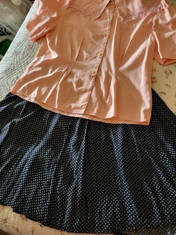 Jupe viscose t 44 noir motif petites fleurs .etat neuf