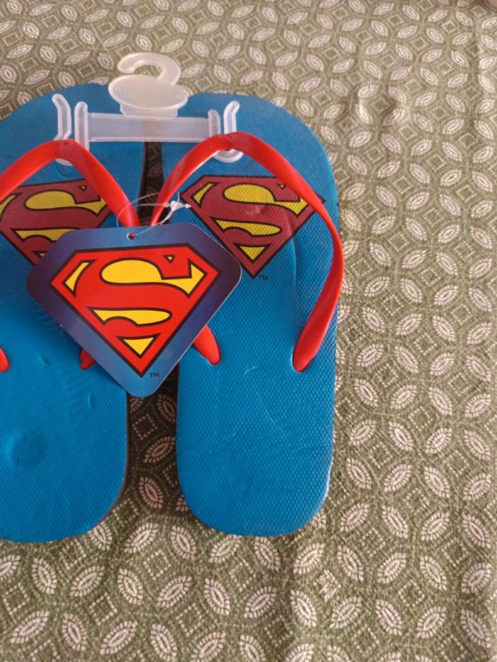 Paire de claquettes neuves Superman taille 34/35 - photo numéro 4