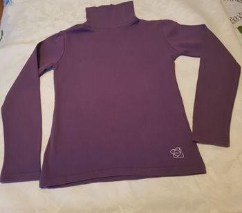 Pull col roulé.