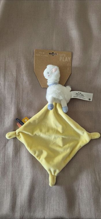 Doudou Lama blanc bleu mouchoir jaune TAPE A L’OEIL TAO