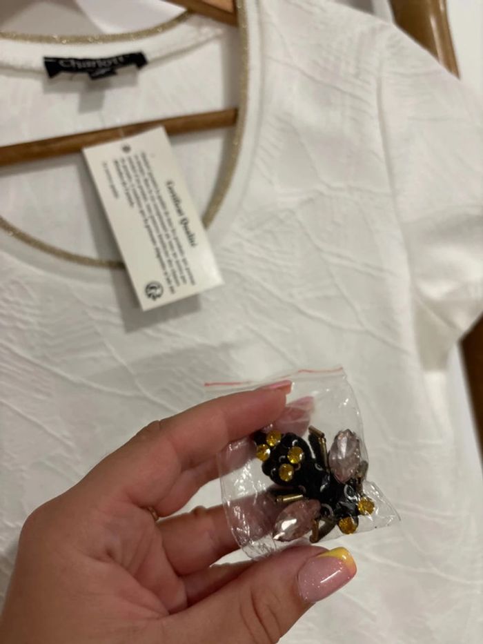 T shirt blanc avec broche abeille - photo numéro 4