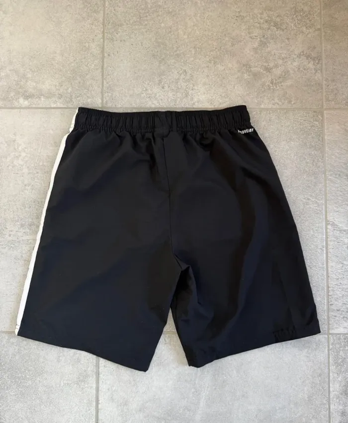 Short maillot Adidas garçon noir taille 13-14 ans comme neuf - photo numéro 3