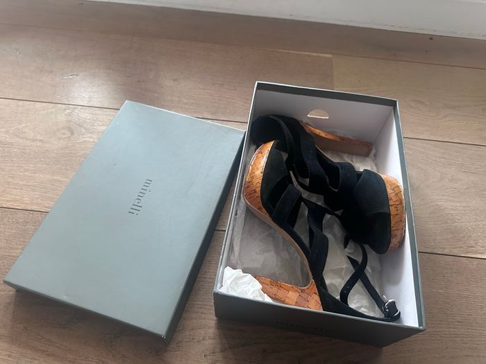 chaussures femme ouvertes noirs en daim de la marque Minelli, en très bon état. - photo numéro 4