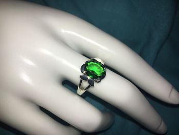 Bague fantaisie métal argenté et pierre verte émeraude