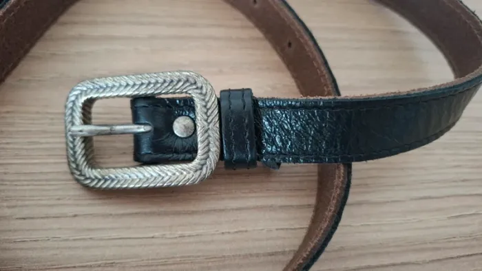 Ceinture Yolete cuir vernis véritable et boucle argentée - etat neuf 75cm - photo numéro 4