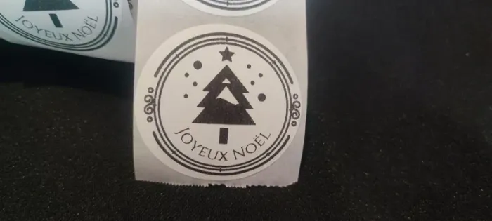Lot de 20 étiquettes autocollantes “Joyeux Noël” 50×50 mm