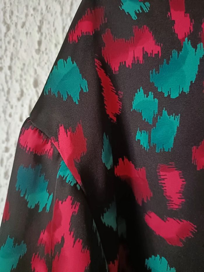 Chemisier noir à motifs framboise et vert émeraude - photo numéro 6