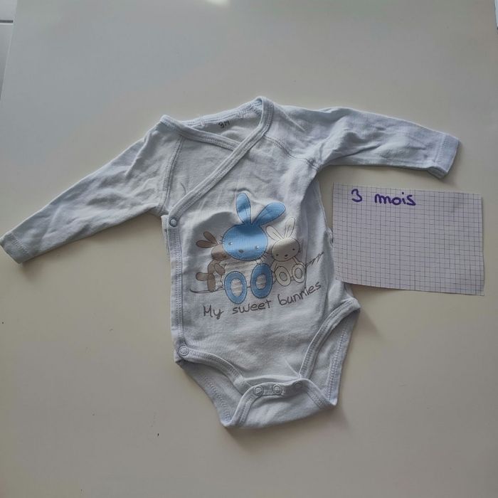 Lot bodies, T shirt manches longues , gilet 3 mois - photo numéro 7