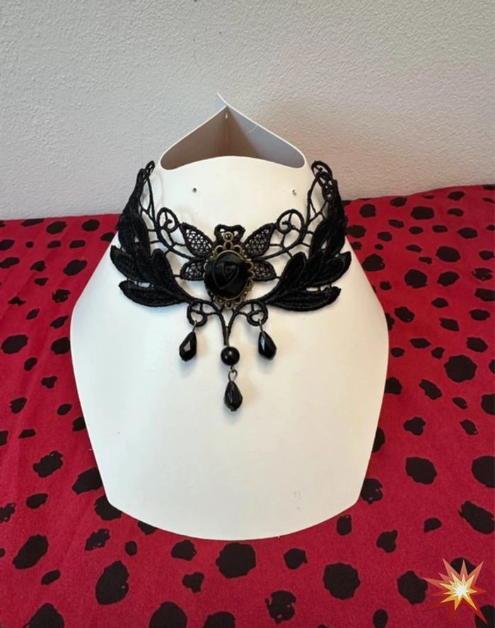 Collier ras du cou gothique avec rose noire