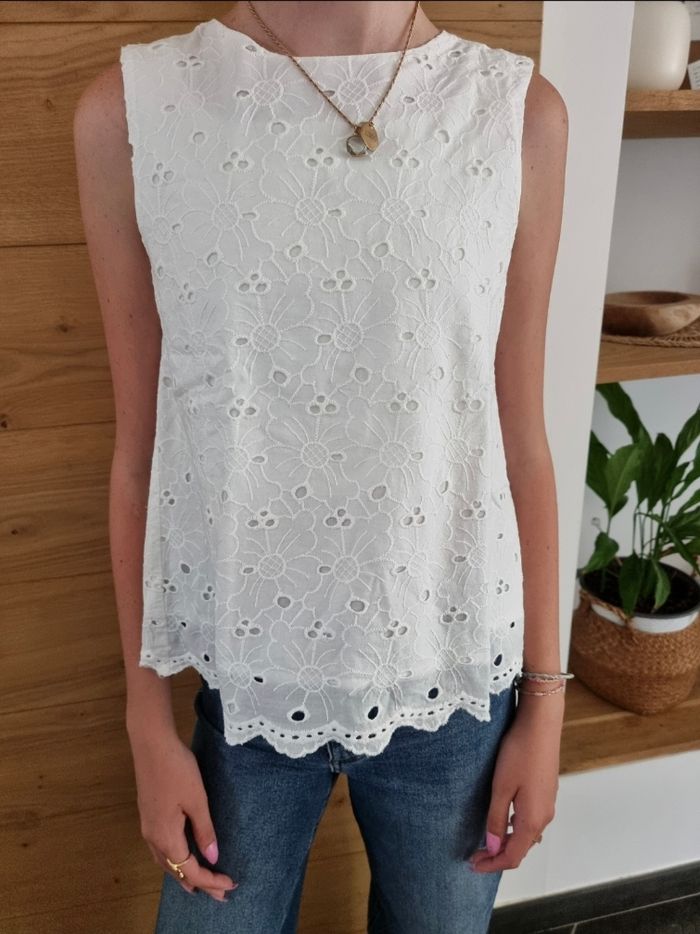 Top blanc broderie anglaise 
Zara
Taille 11/12 ans - 152 cm
Excellent état