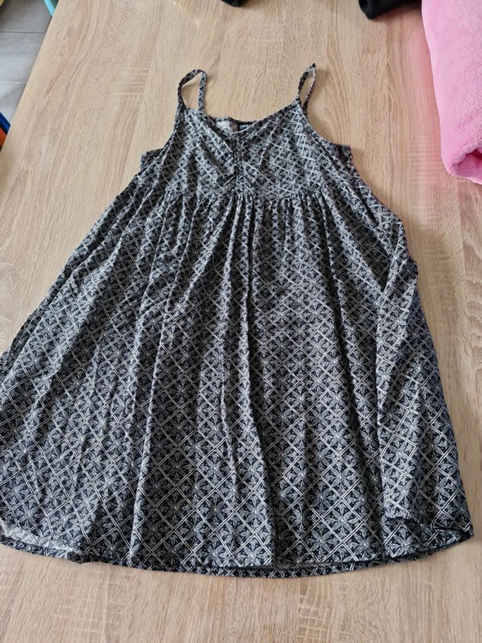 Jolie robe courte à bretelles