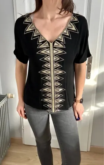 Très belle blouse Molly Bracken – noir motif doré, coupe fluide