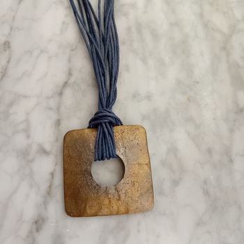 Collier bleu