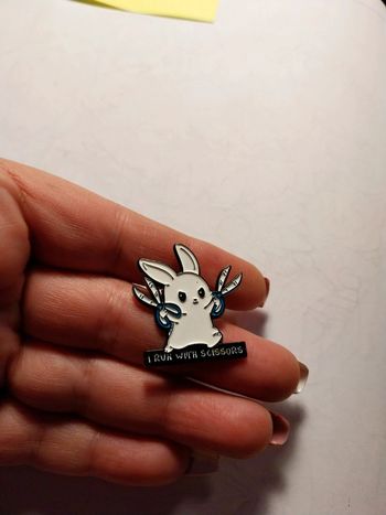 Pins lapin tueur aux ciseaux