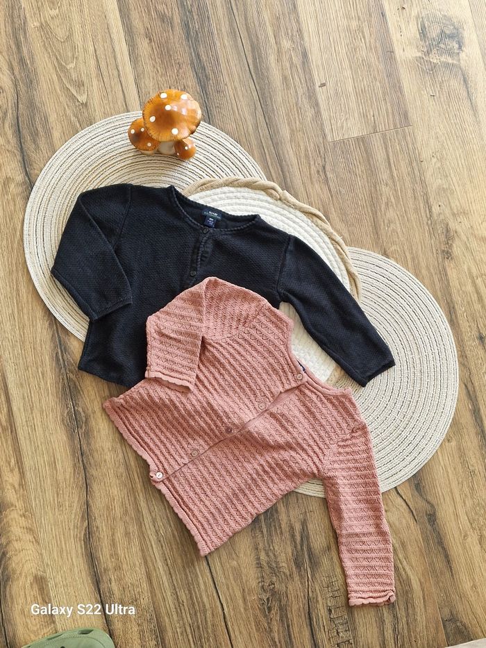 Lot de 2 gilets Kiabi, taille 18 mois (77-82 cm).