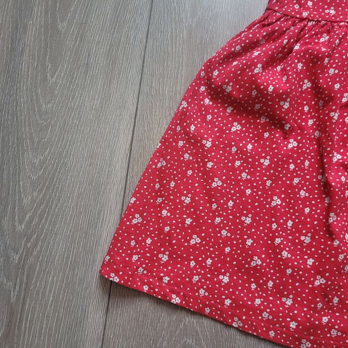 Très jolie robe rouge à fleur blanche. Fille 8 ans. Marque Kiabi - photo numéro 2