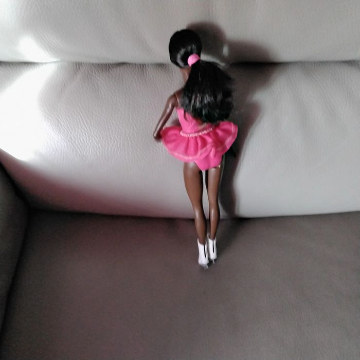Barbie patineuse artistique avec tenue rose à paillettes - photo numéro 4