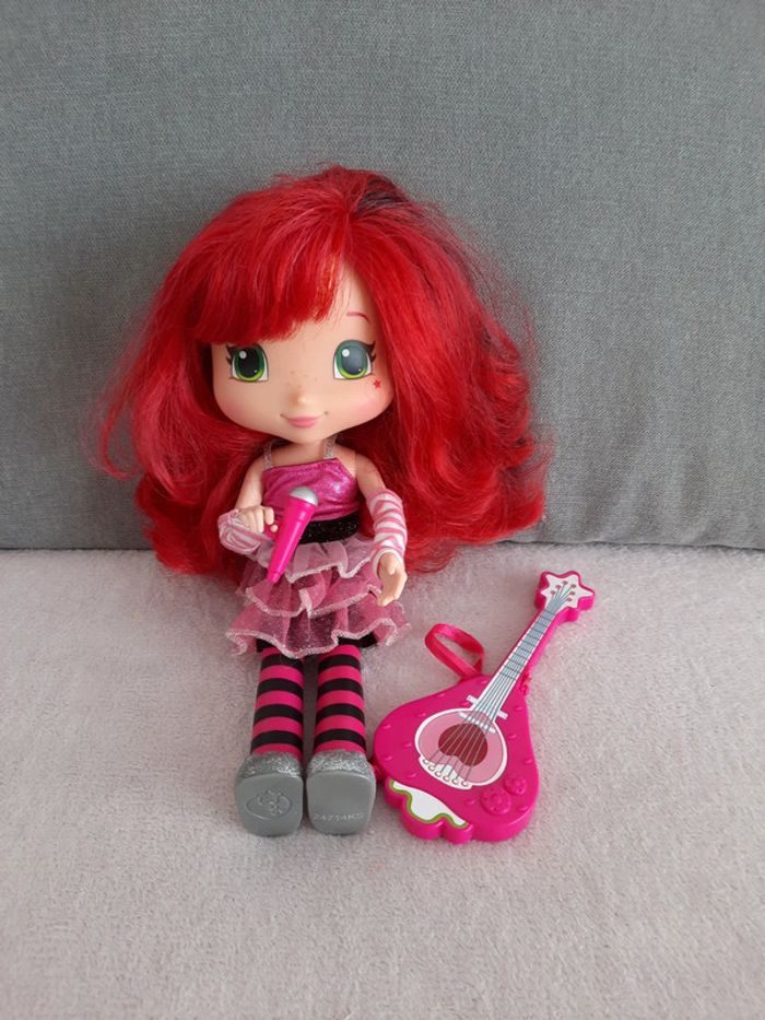 Poupée Charlotte aux Fraises qui chante et qui parle 28 cm - photo numéro 2