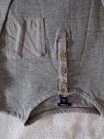 Pull pour garçon marque qui habite à 10 ans  138. .143 cm couleur gris clair 3 boutons sur le devant plus une poche très bon état