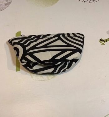 Jolie porte monnaie à Zip en Soie de couleur crème et noir de marque Fox&Chave