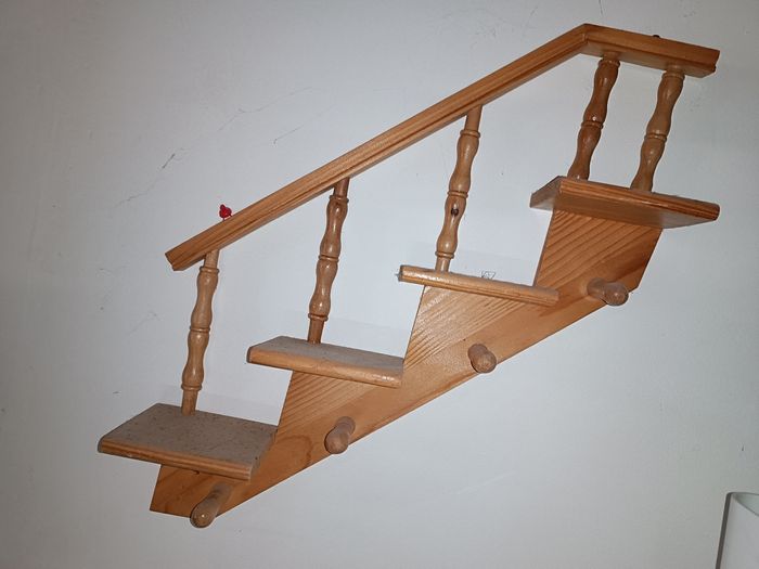 Étagère murale escalier avec crochets