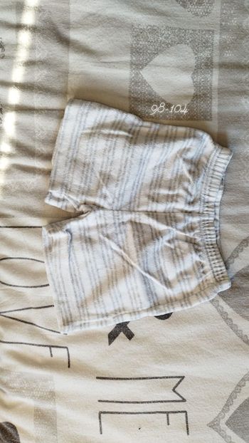 Short mixte taille 98-104.   3-4 ans
