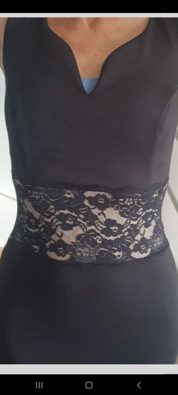 Vends robe noir taille tout en dentelle très classe arrive au genoux - photo numéro 2
