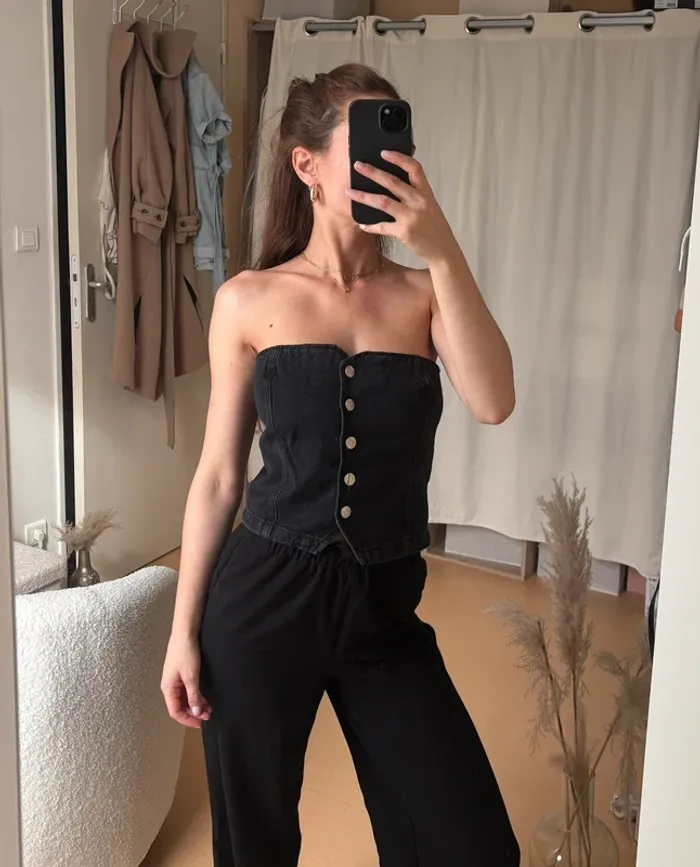 Top bandeau en jean noir à boutons argentés