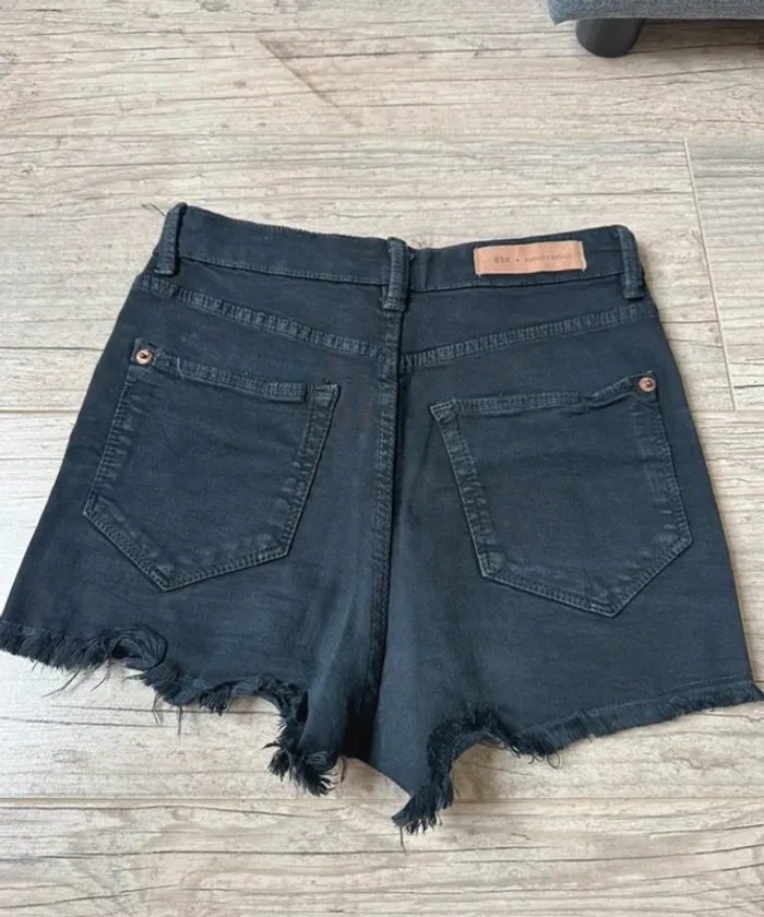 mini short en jeans bershka noir - photo numéro 2