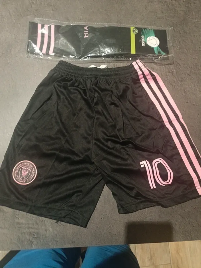 Tenue foot Léo Messi Inter Miami noir/rose. T.24 - photo numéro 3