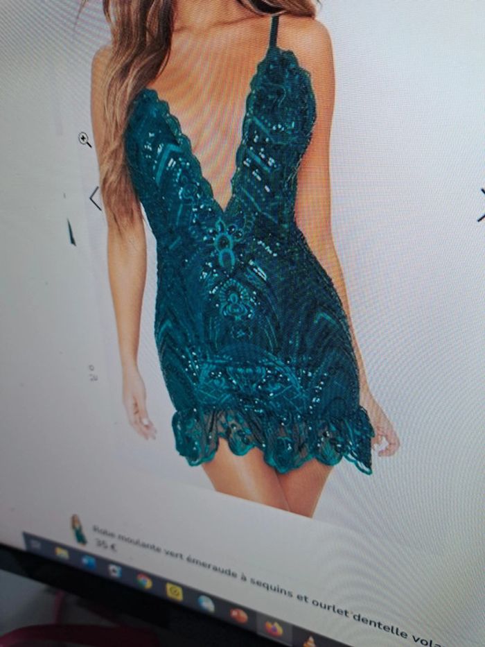 Robe moulante vert émeraude à sequins et ourlet dentelle volanté