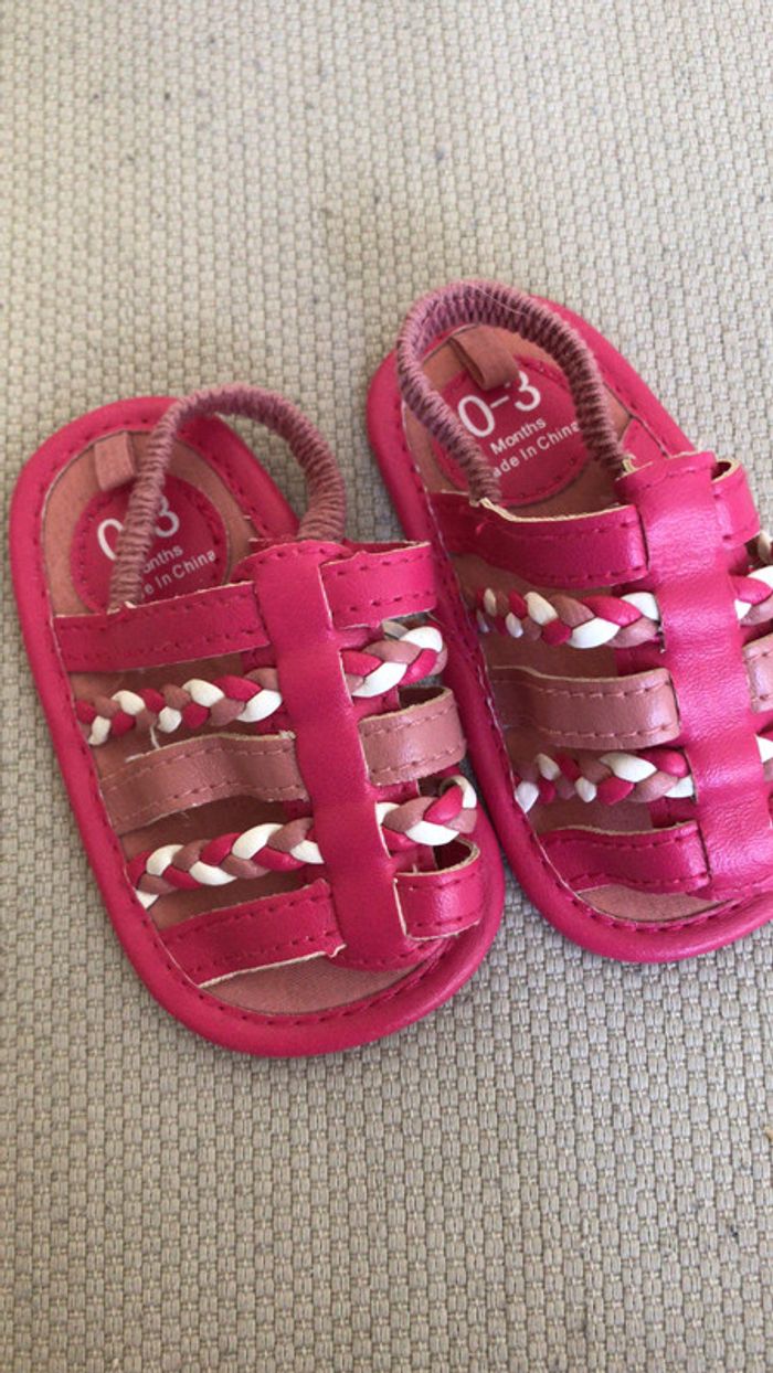 Nu pied bébé fille tao - photo numéro 3