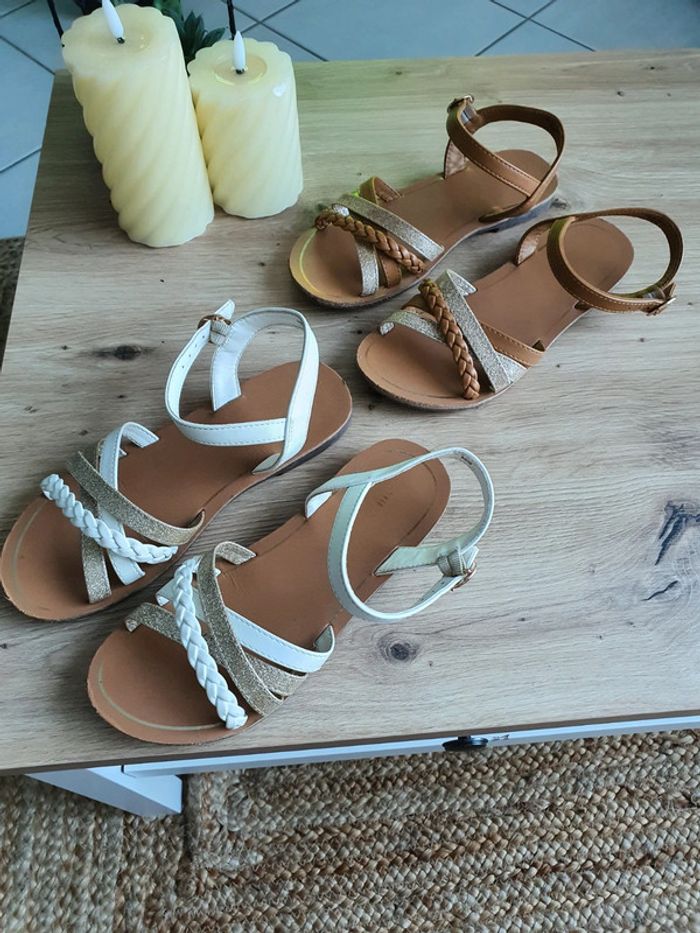 2 paires de sandalettes en très bon état pointure 33